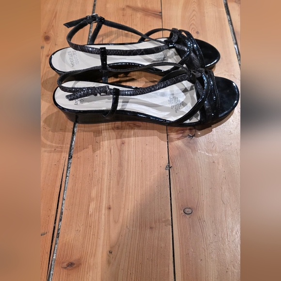 Mootsies Tootsies Black Patent Strappy Women's Sandals - Picture 2 of 4